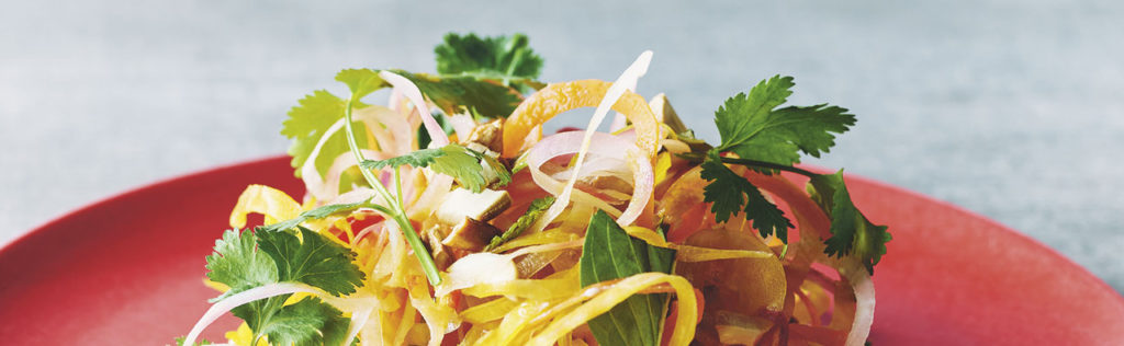 Cette délicieuse salade de légumes racines thaïlandaise est extraite de Toronto Eats par Amy Rosen.