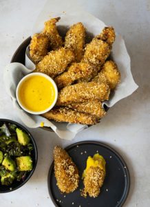 Doigts de poulet au sésame, mayo épicée à la mangue