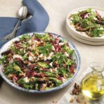 Salade de chicorée frisée, chèvre, portobellos et noix de Grenoble