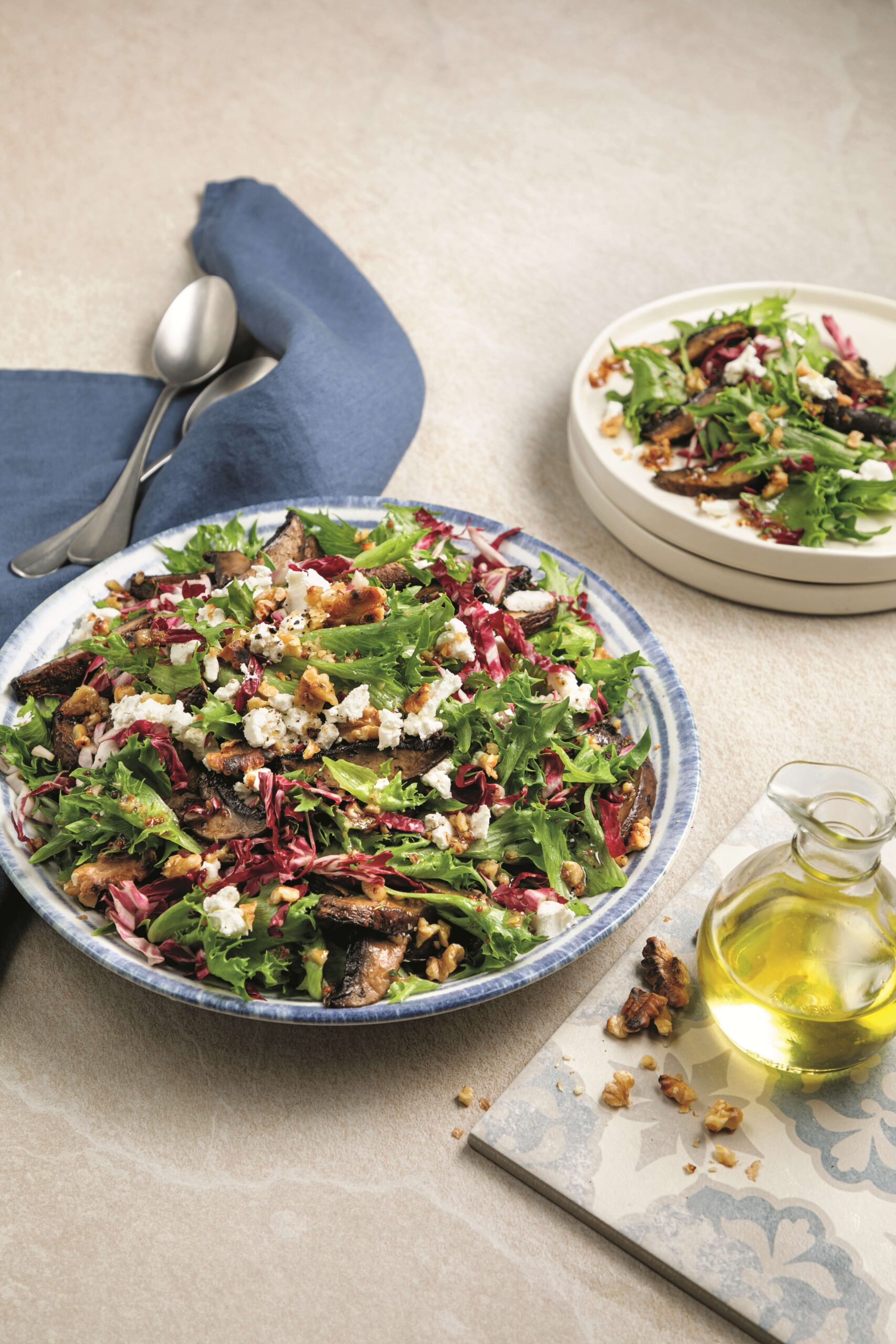 Salade de chicorée frisée, chèvre, portobellos et noix de Grenoble — free download