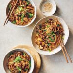 NOUILLES ASIATIQUES au PORC, CHAMPIGNONS et POIS MANGE-TOUT