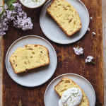 Quatre-quarts aux fleurs de lilas, yogourt au sapin baumier