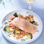 SAUMON GRILLÉ AVEC BROCOLI ET PATATES DOUCES