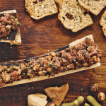 Tartare de boeuf, os à moelle, noisettes grillées et ail noir
