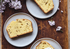 Quatre-quarts aux fleurs de lilas, yogourt au sapin baumier