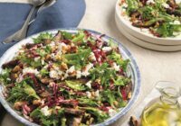 Salade de chicorée frisée, chèvre, portobellos et noix de Grenoble