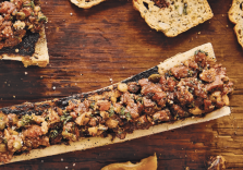 Tartare de boeuf, os à moelle, noisettes grillées et ail noir